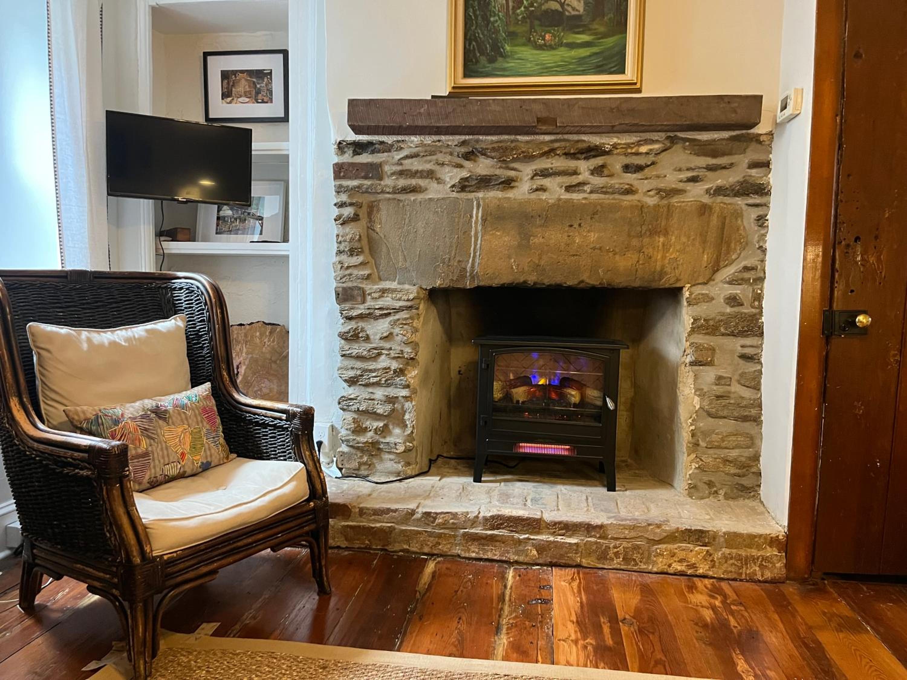 The Trinity Cottage in Manayunk, Walk to Main Street and Train view 5