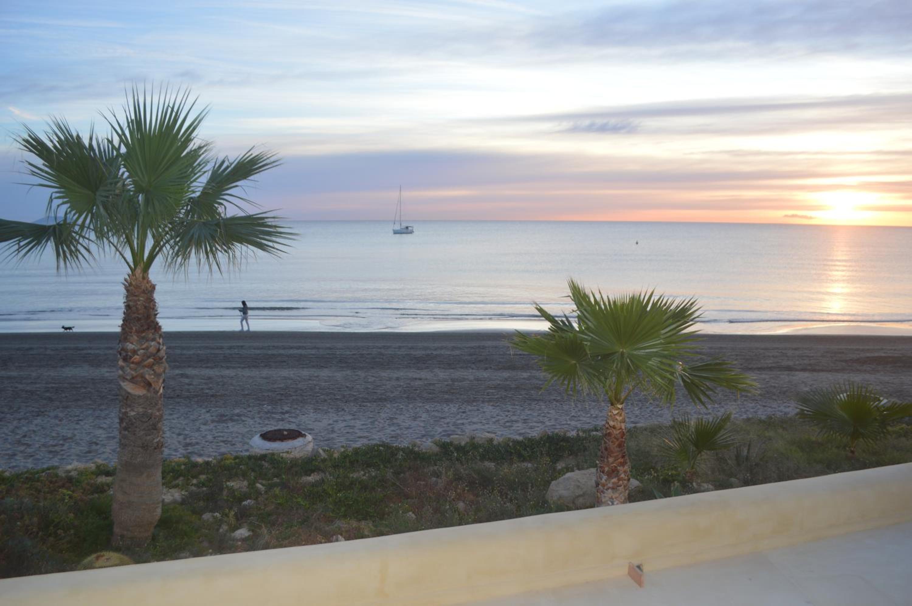 Espectacular Suite Privada a pie de playa y mar en CHALET ROQUETES