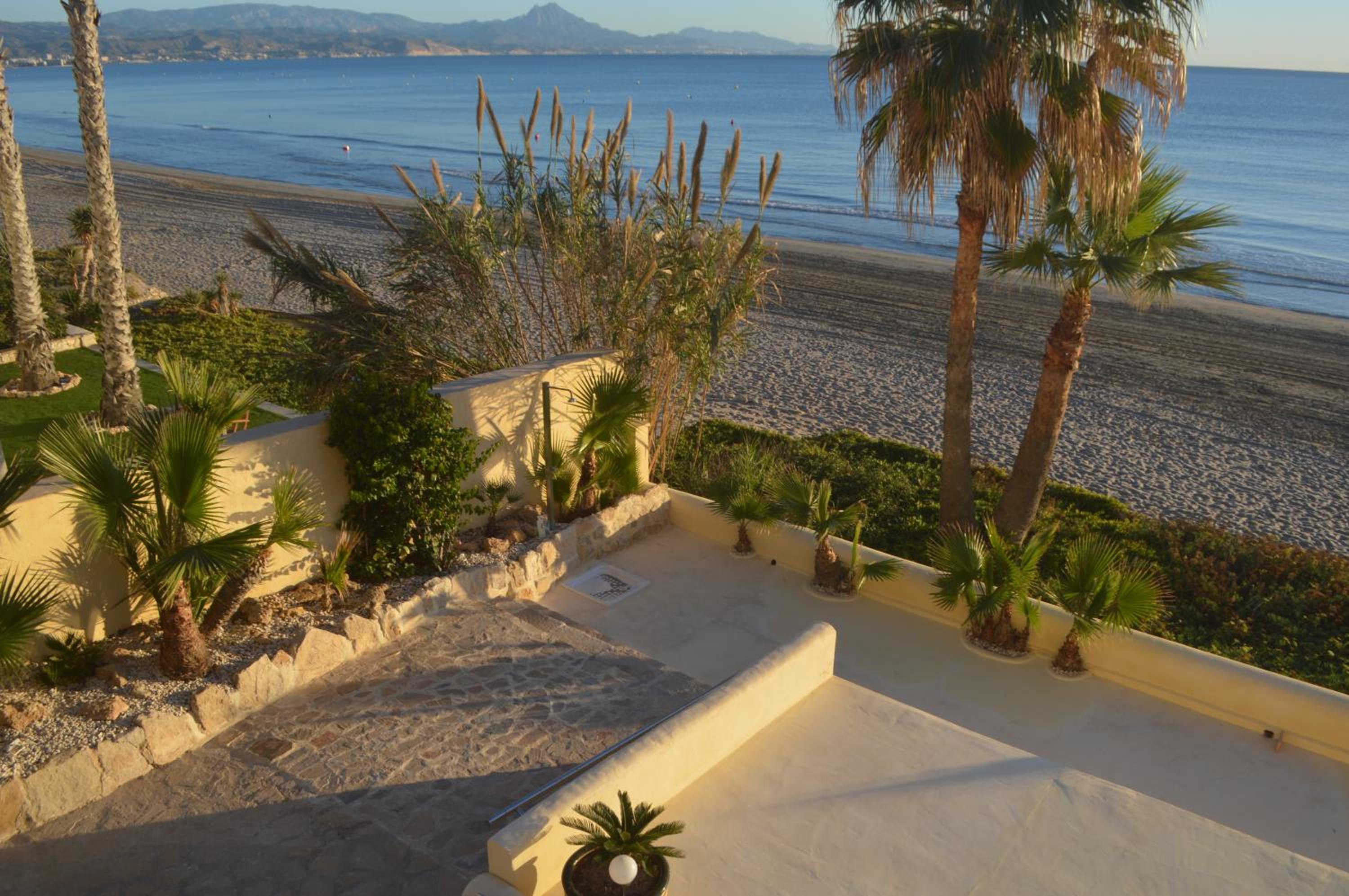 Espectacular Suite Privada a pie de playa y mar en CHALET ROQUETES