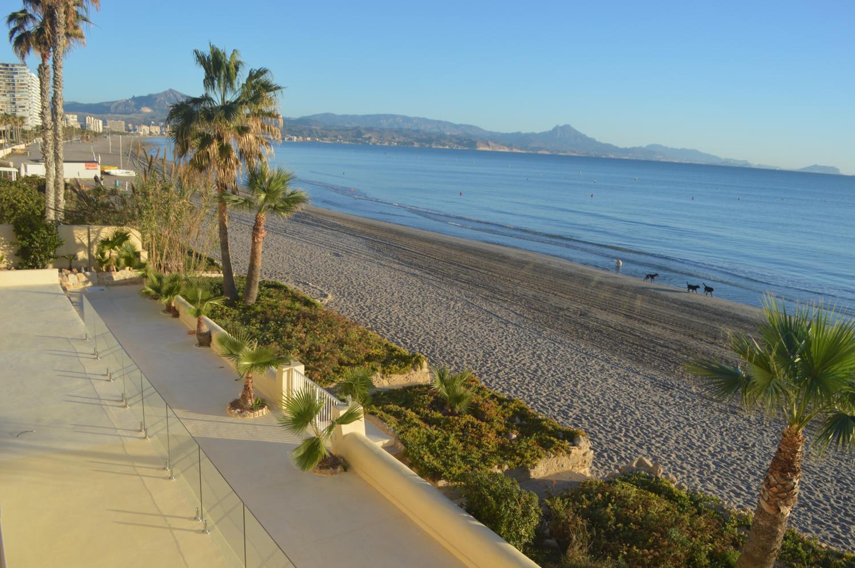 Espectacular Suite Privada a pie de playa y mar en CHALET ROQUETES