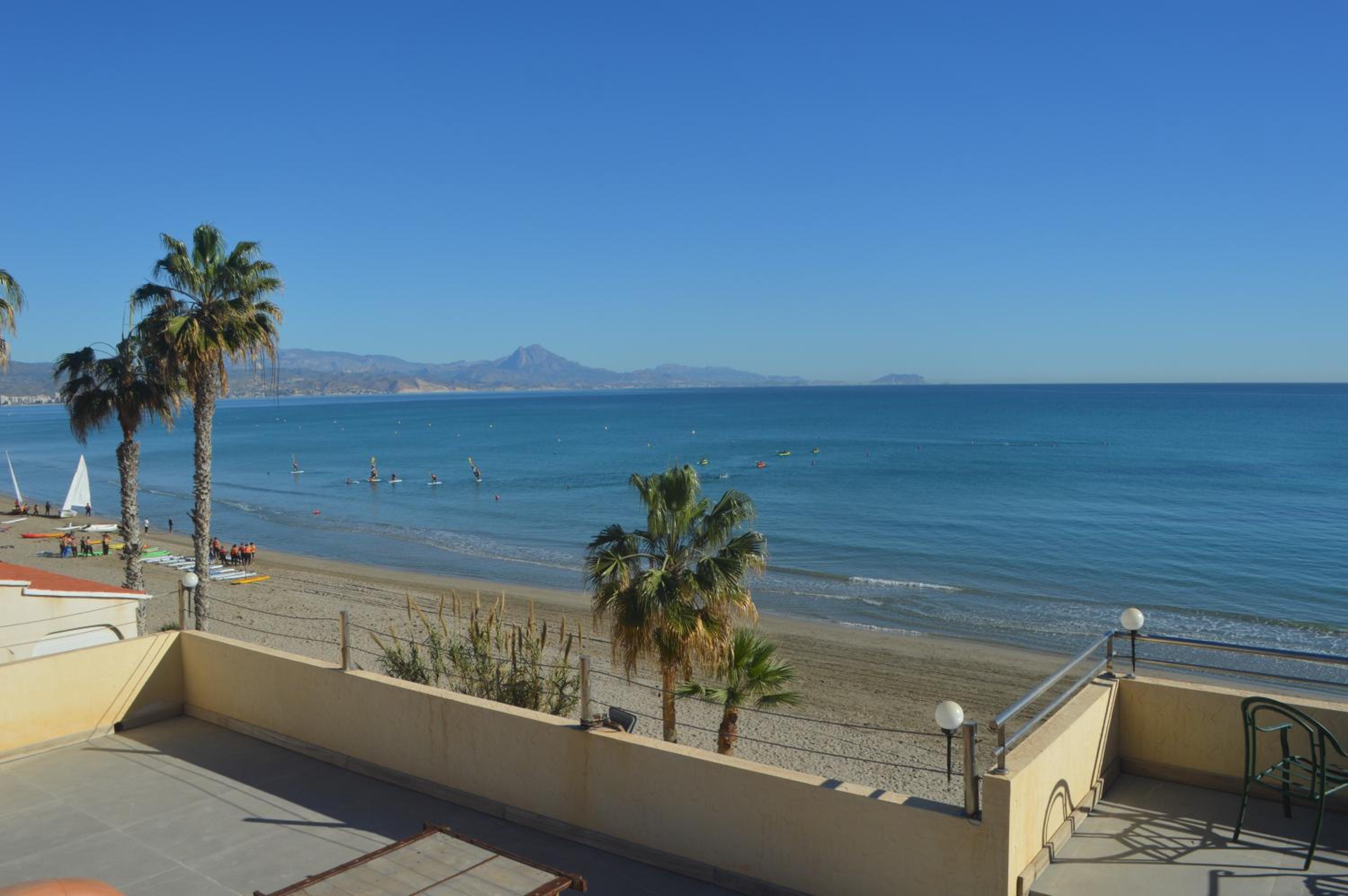 Espectacular Suite Privada a pie de playa y mar en CHALET ROQUETES