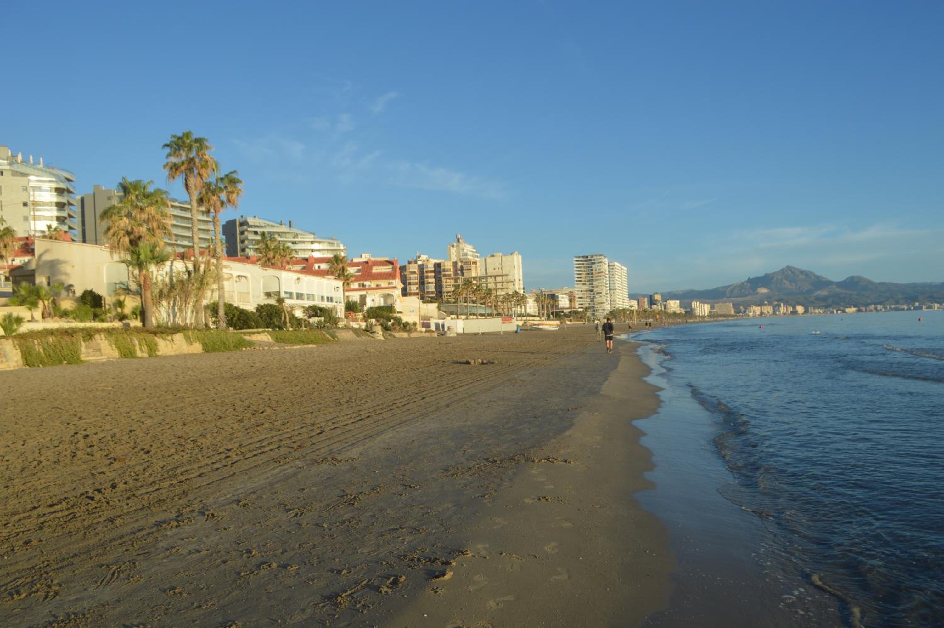 Espectacular Suite Privada a pie de playa y mar en CHALET ROQUETES