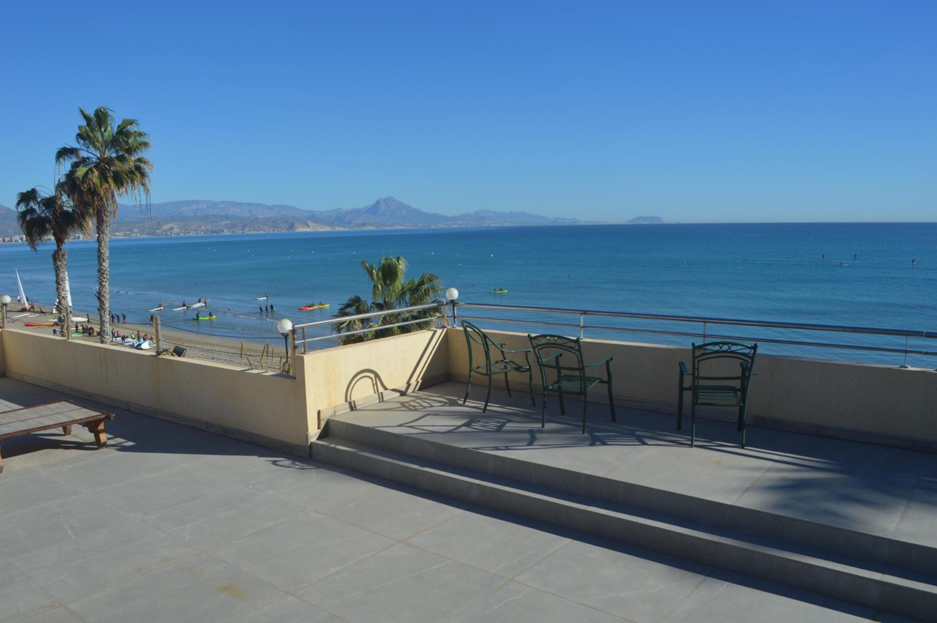 Espectacular Suite Privada a pie de playa y mar en CHALET ROQUETES