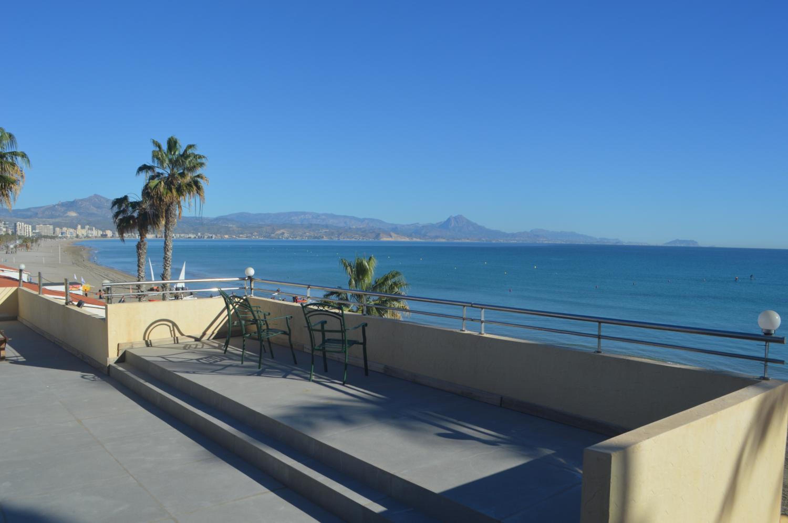 Espectacular Suite Privada a pie de playa y mar en CHALET ROQUETES