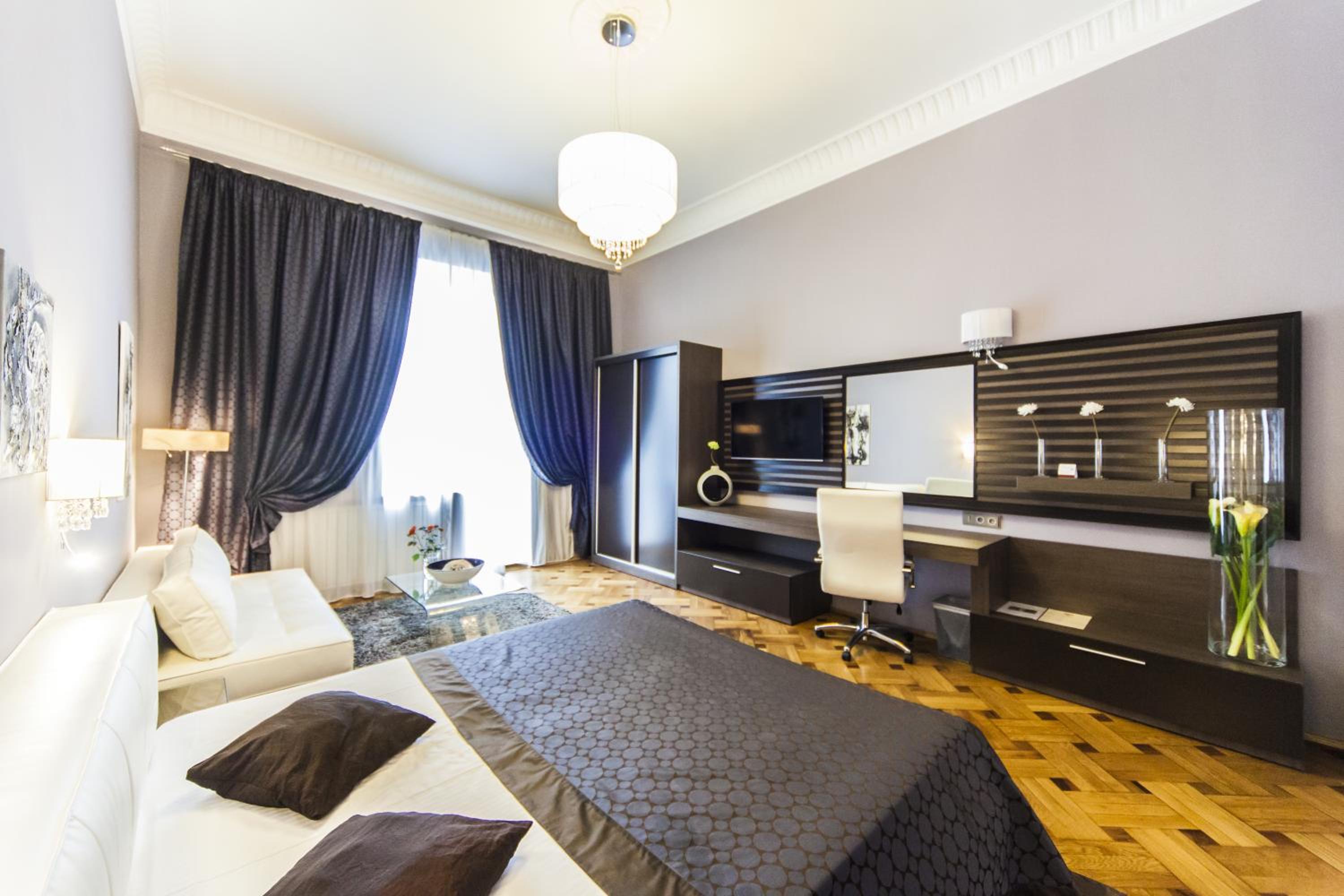 Matei Corvin Deluxe Apartment