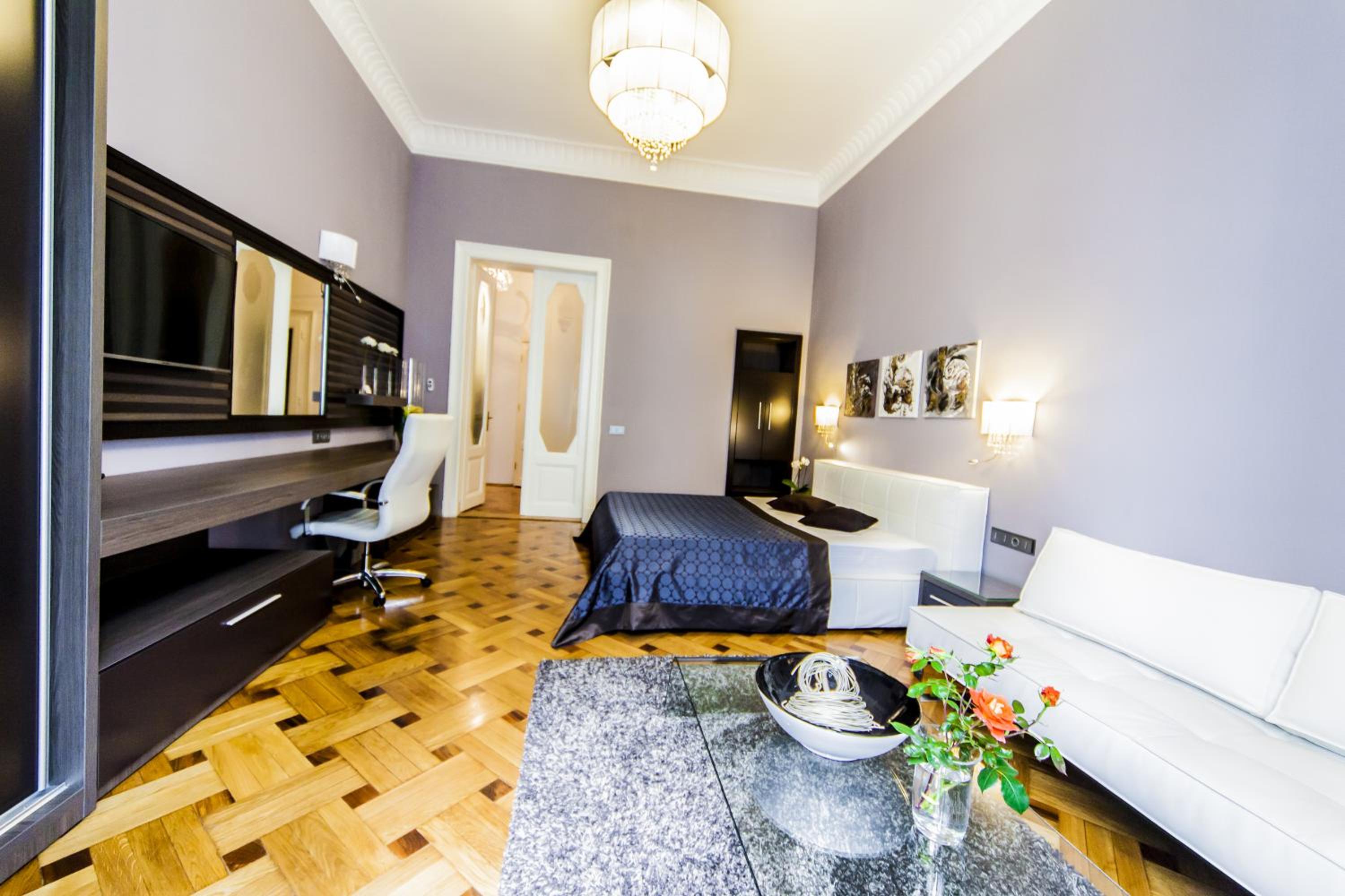 Matei Corvin Deluxe Apartment