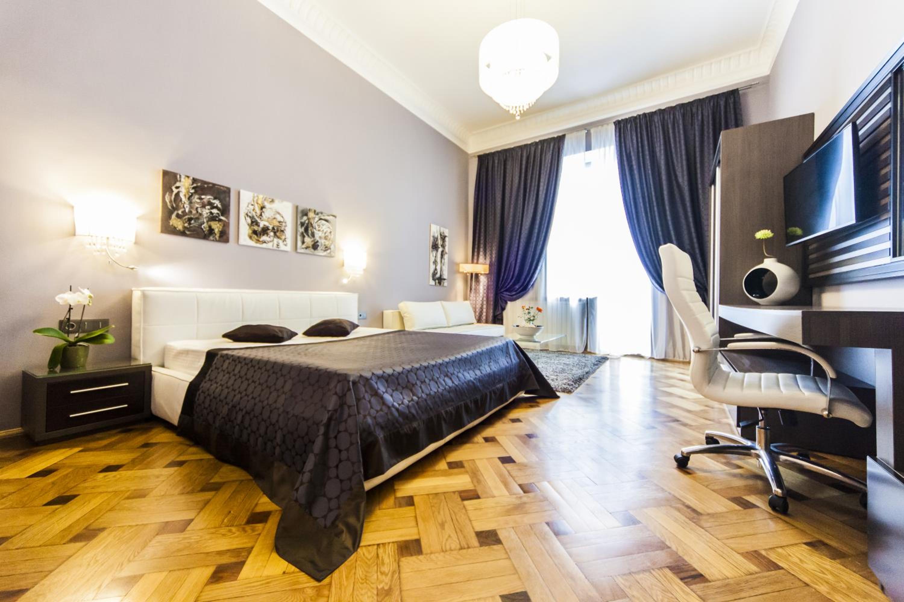 Matei Corvin Deluxe Apartment