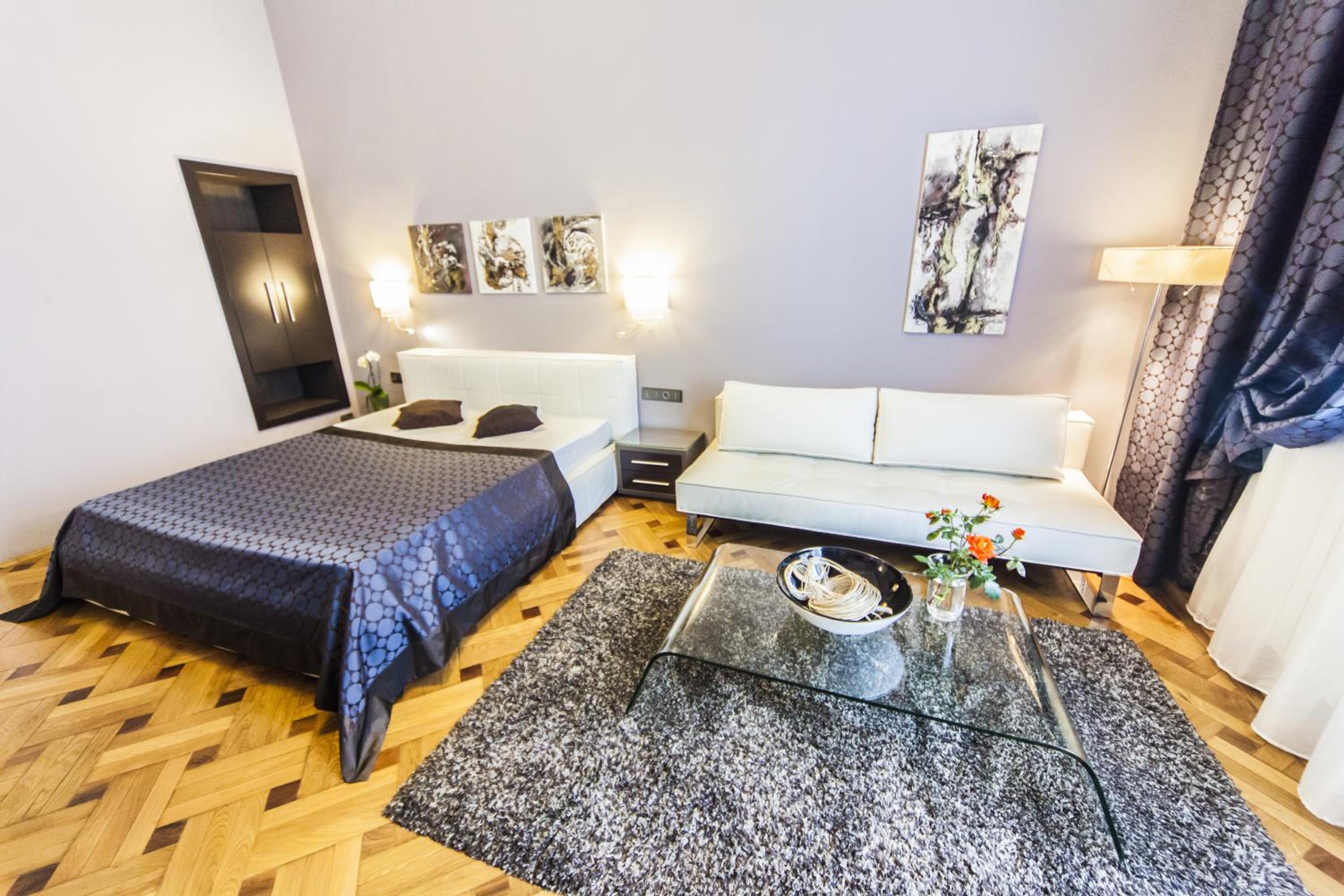 Matei Corvin Deluxe Apartment