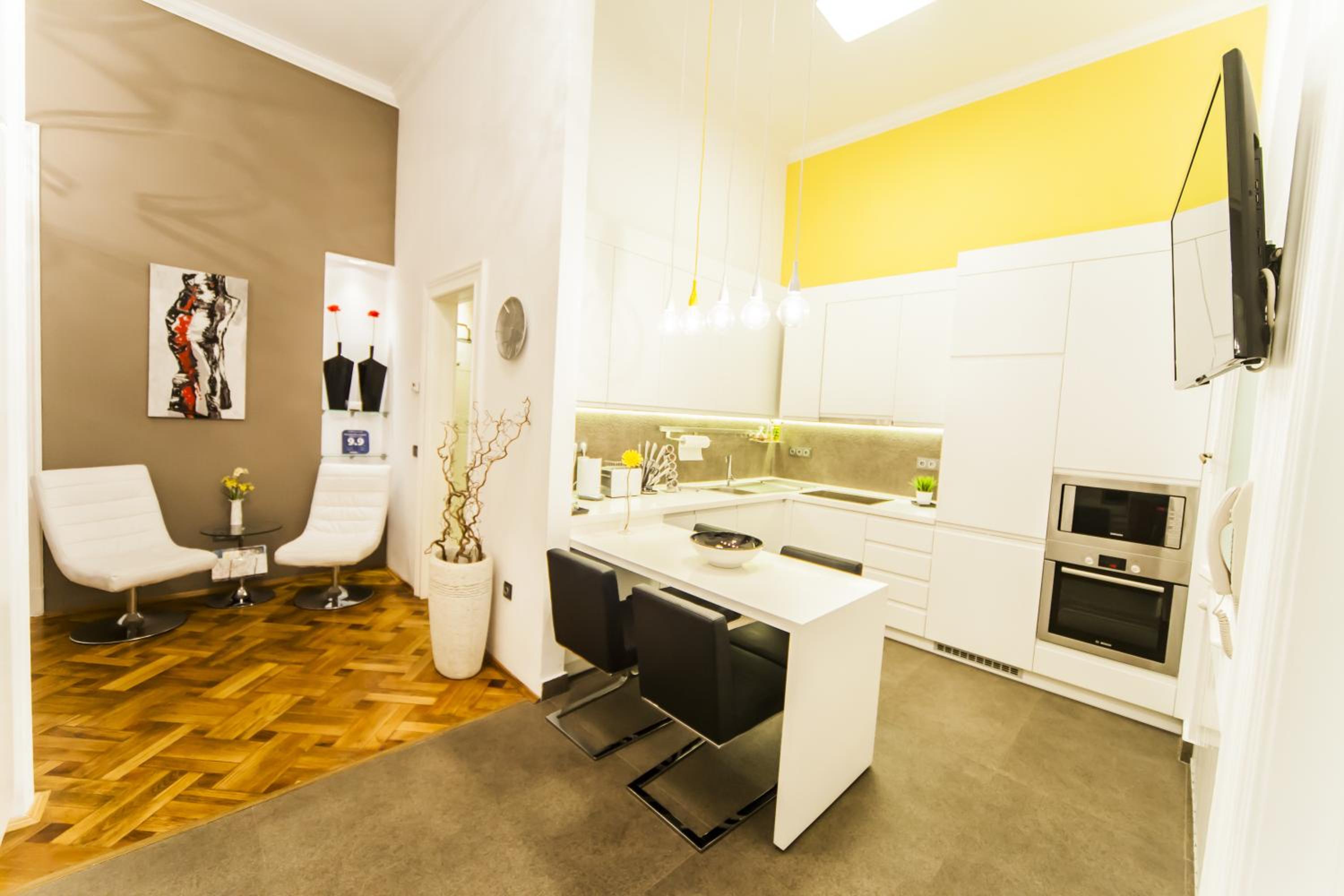 Matei Corvin Deluxe Apartment