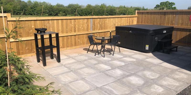 Hotel Superior Glamping Pod with Hot Tub - Image 1