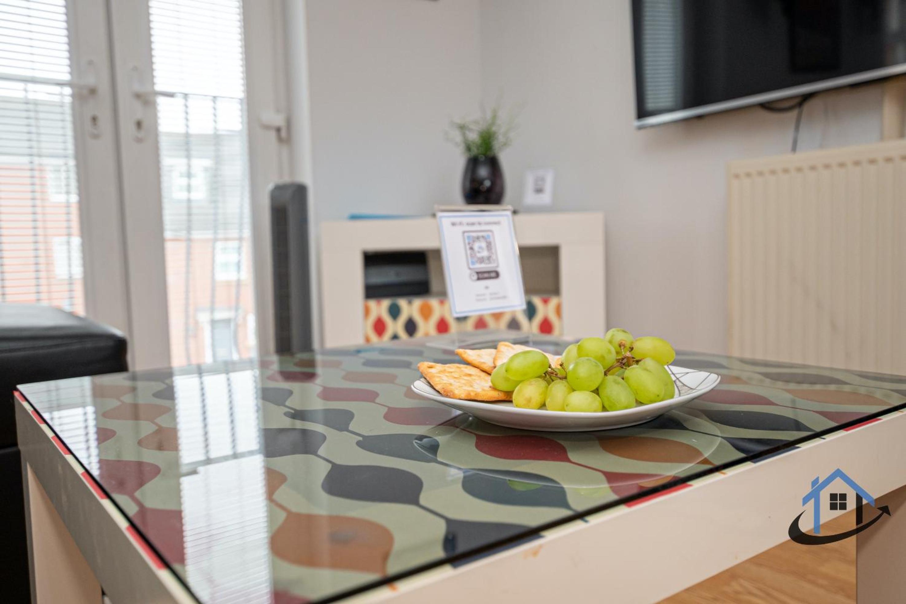 Garfield House, 3 bed house, sleeps 7, Nr Rushden Lakes, allocated parking, corporates welcome view 4