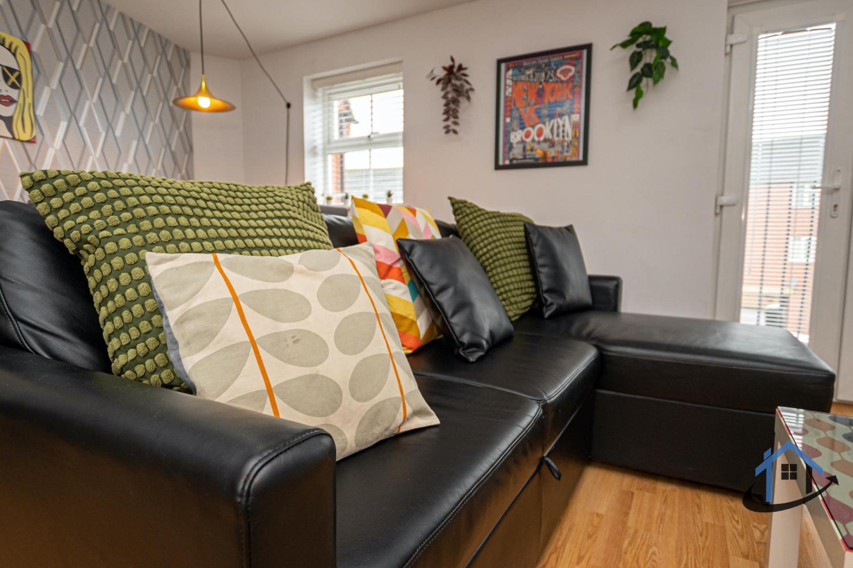 Garfield House, 3 bed house, sleeps 7, Nr Rushden Lakes, allocated parking, corporates welcome view 5