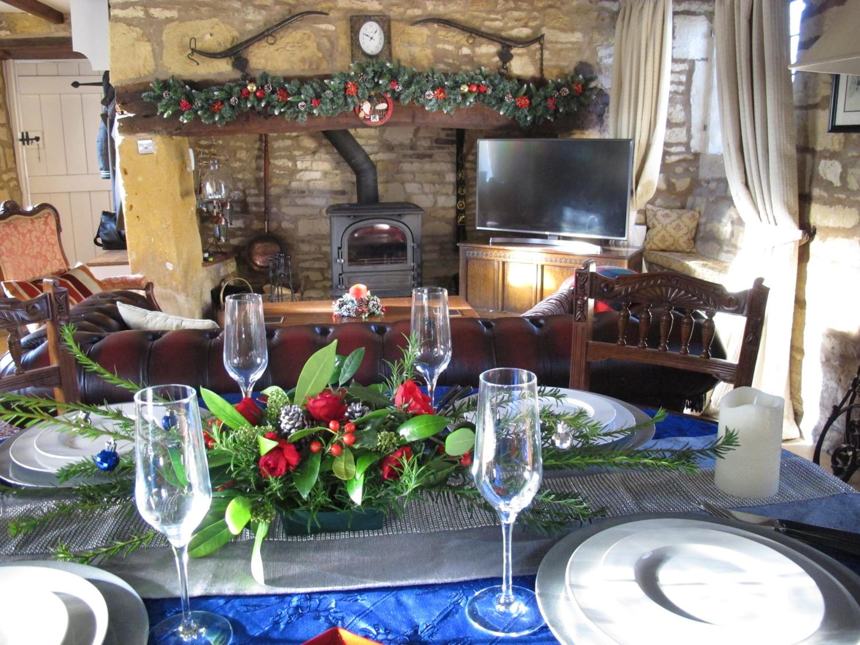 Graziers Cottage - character Cotswold cottage with inglenook, parking and pub nearby