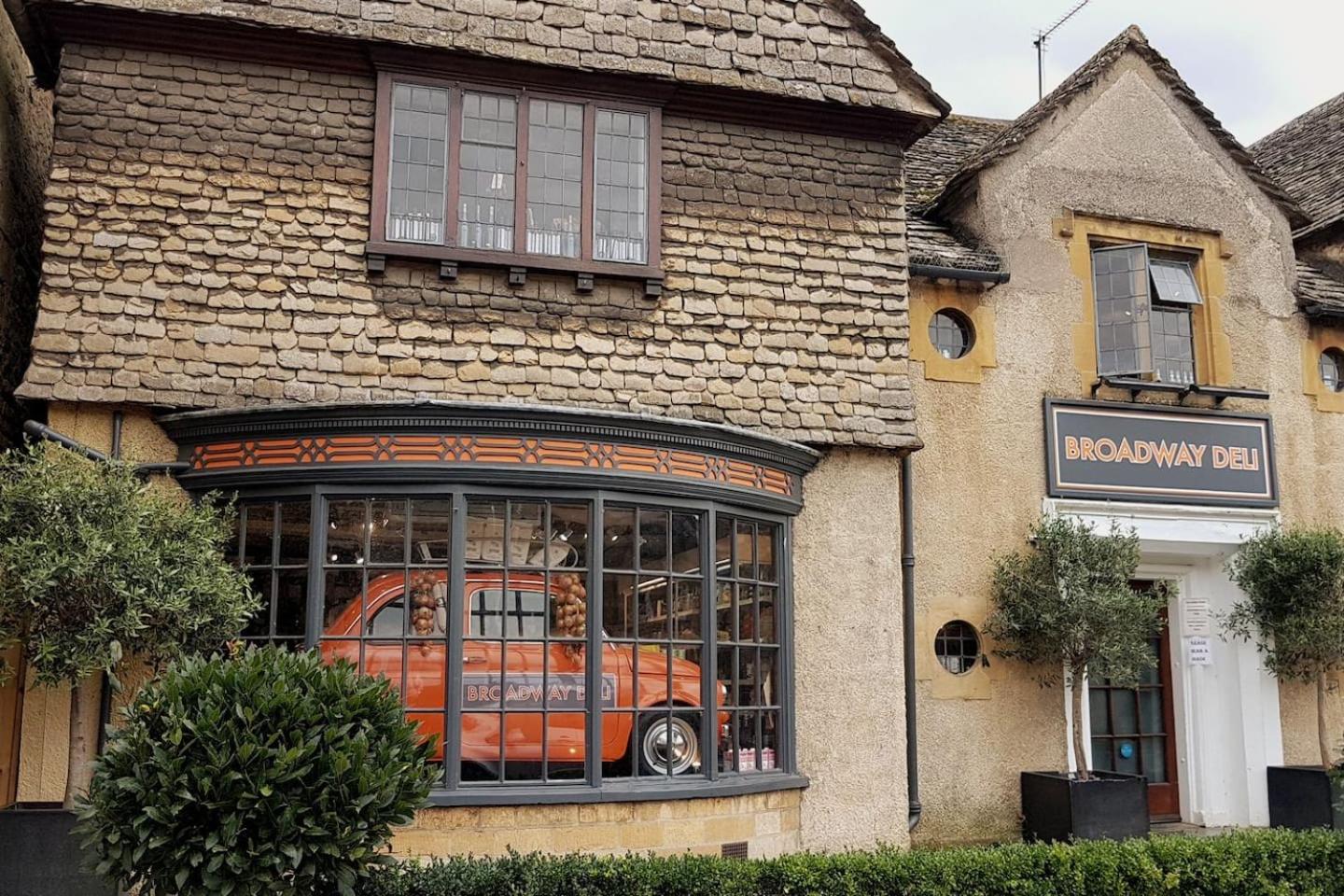 Graziers Cottage - character Cotswold cottage with inglenook, parking and pub nearby
