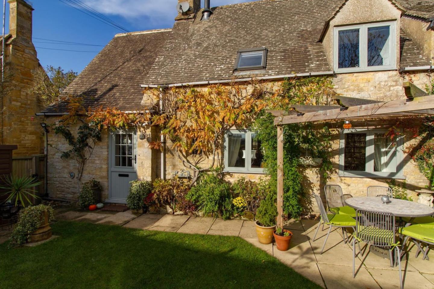 Graziers Cottage - character Cotswold cottage with inglenook, parking and pub nearby