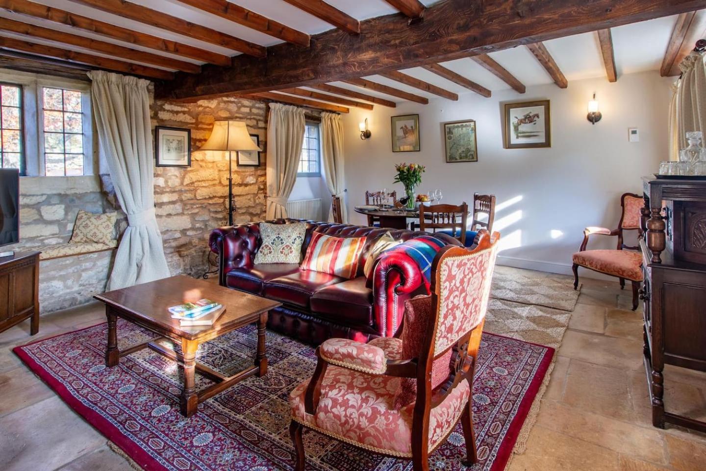 Graziers Cottage - character Cotswold cottage with inglenook, parking and pub nearby