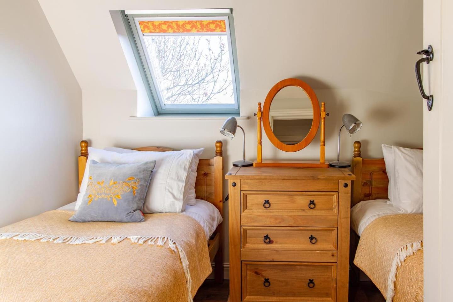 Graziers Cottage - character Cotswold cottage with inglenook, parking and pub nearby
