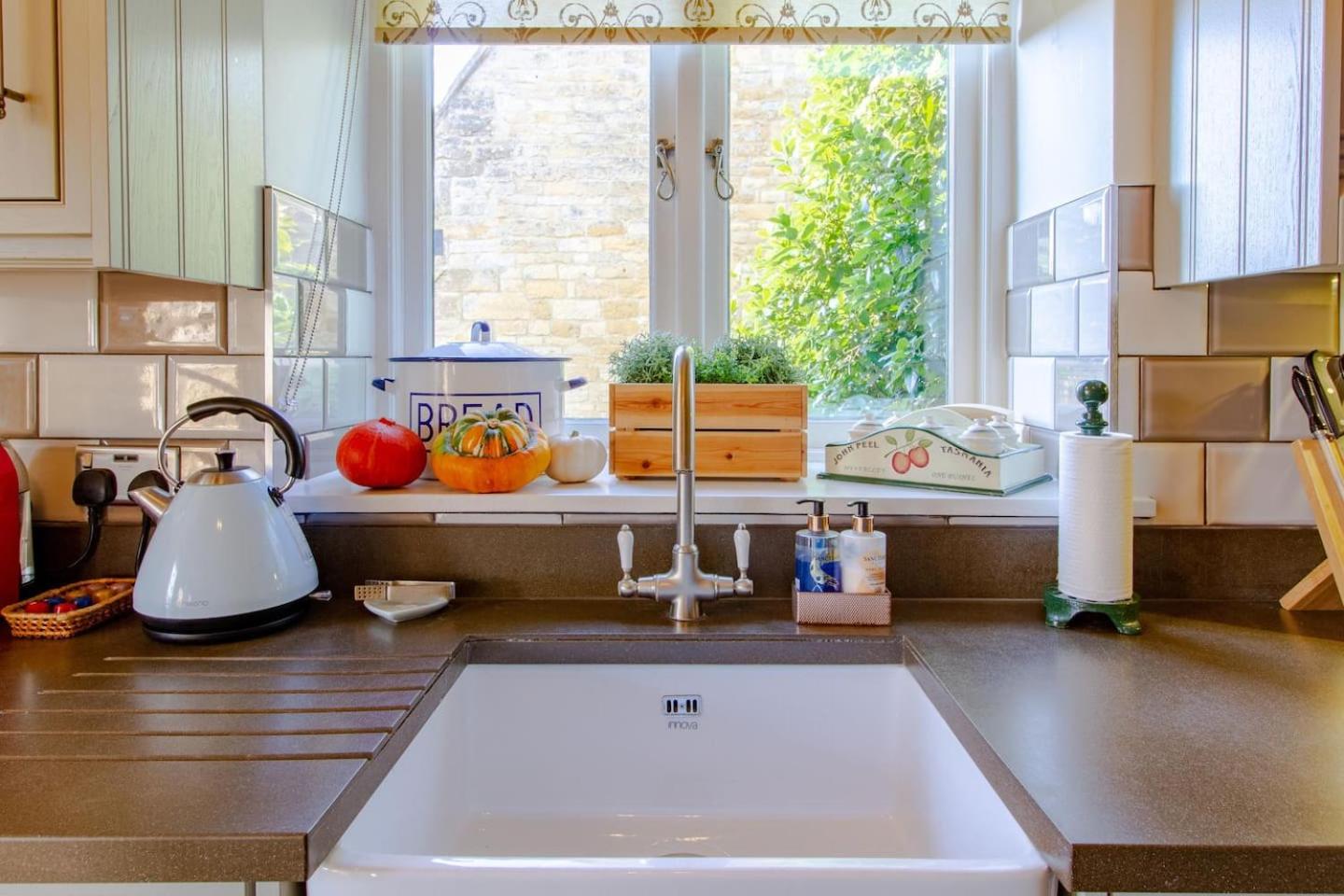 Graziers Cottage - character Cotswold cottage with inglenook, parking and pub nearby