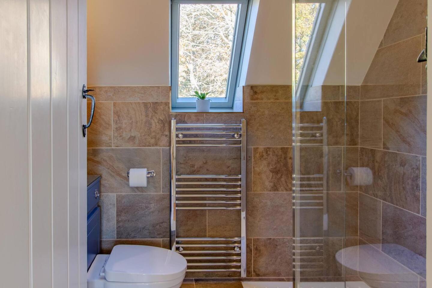 Graziers Cottage - character Cotswold cottage with inglenook, parking and pub nearby