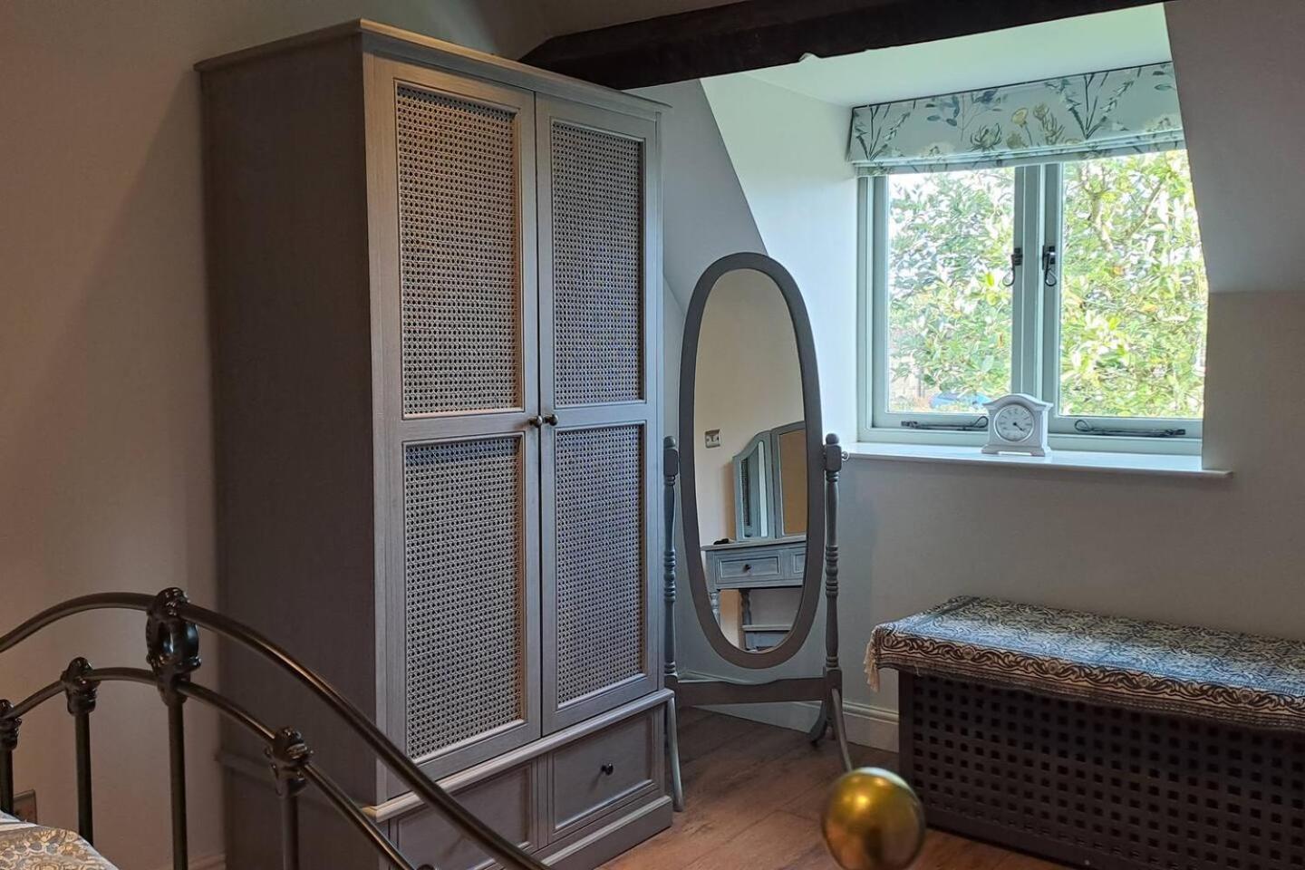 Graziers Cottage - character Cotswold cottage with inglenook, parking and pub nearby
