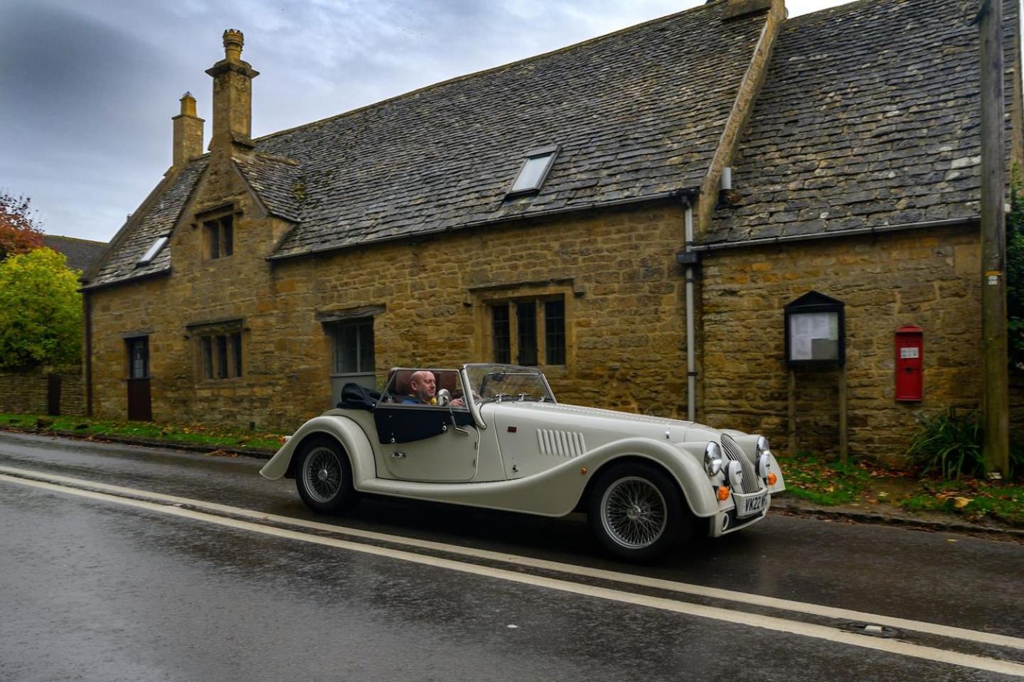 Graziers Cottage - character Cotswold cottage with inglenook, parking and pub nearby