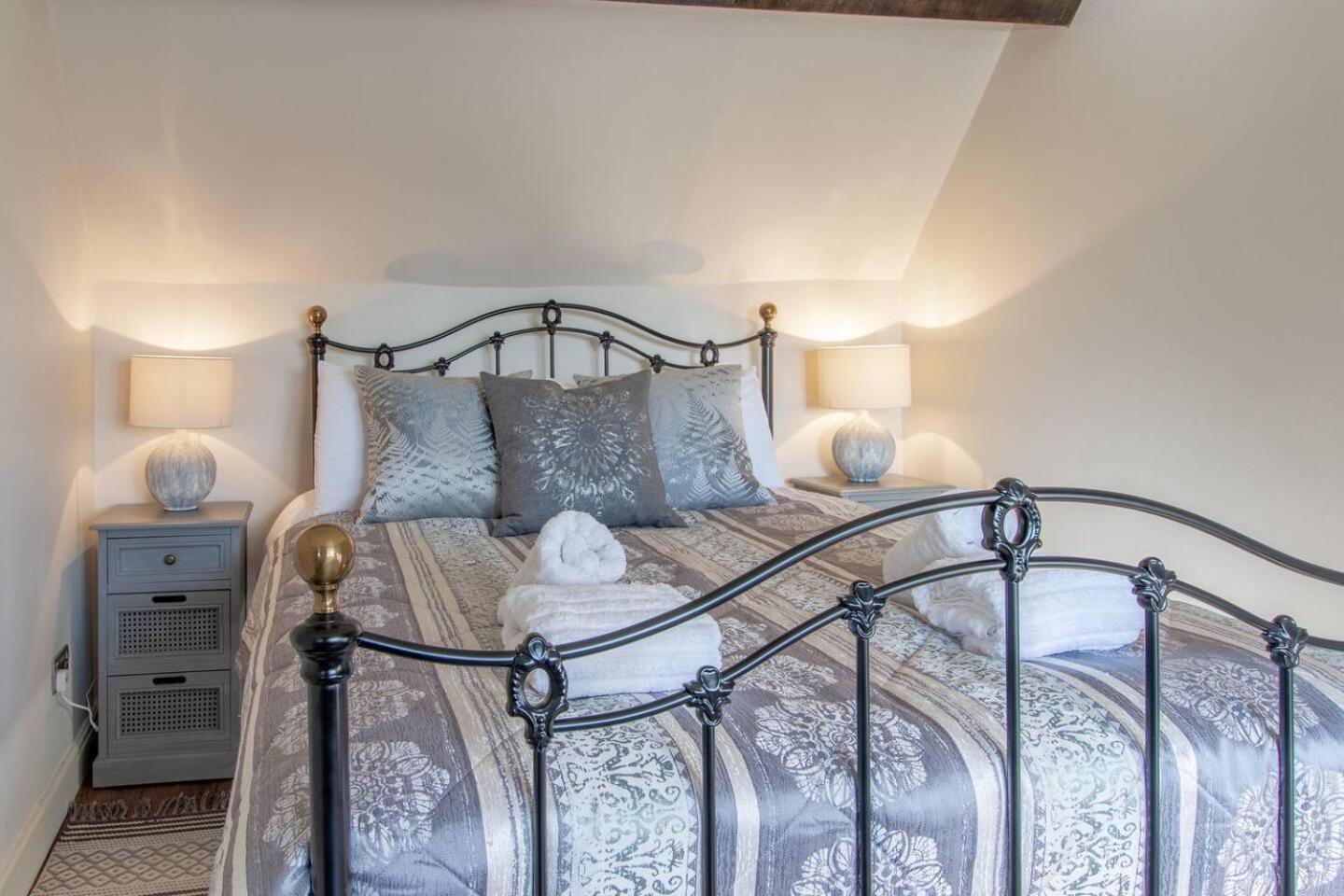 Graziers Cottage - character Cotswold cottage with inglenook, parking and pub nearby