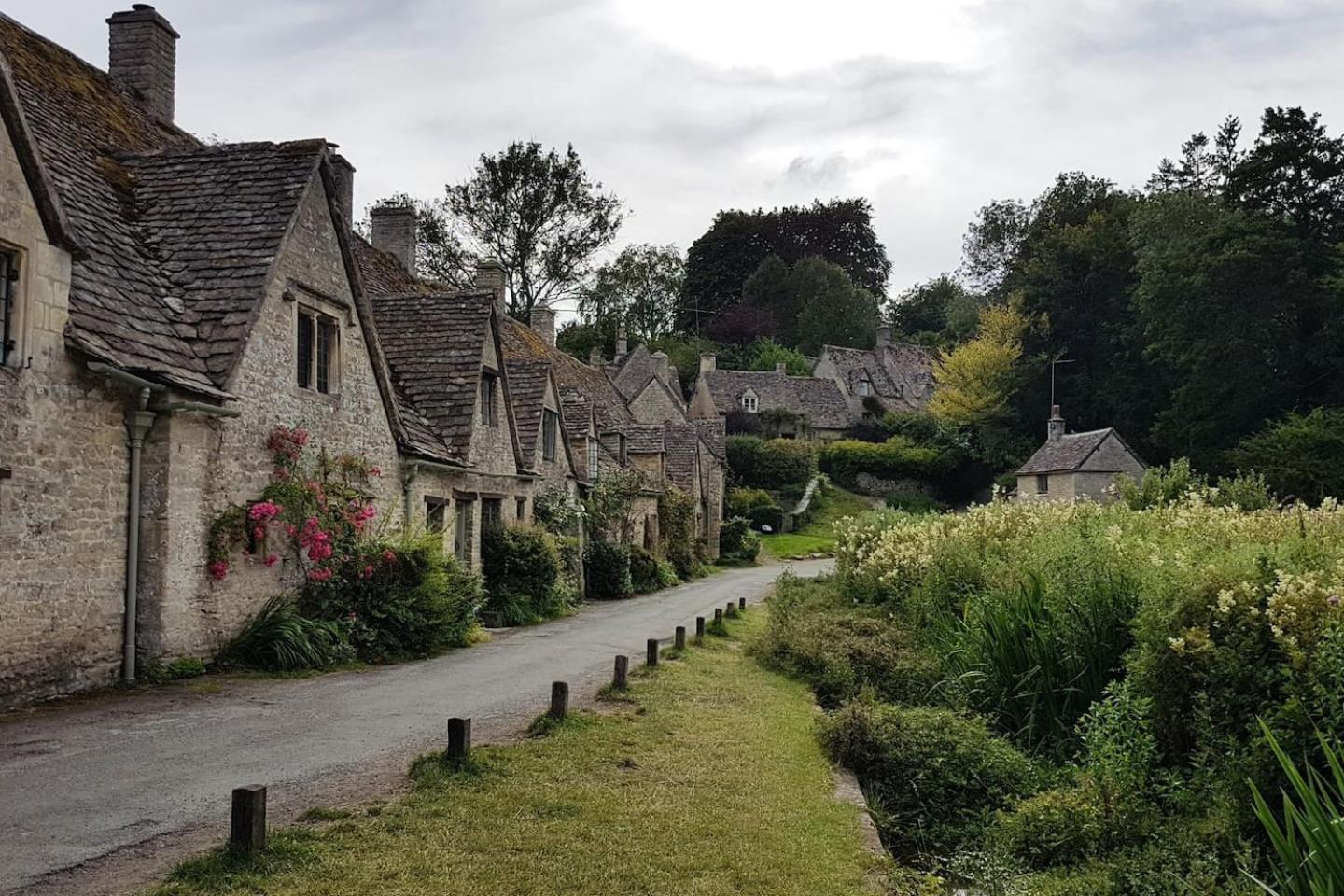 Graziers Cottage - character Cotswold cottage with inglenook, parking and pub nearby