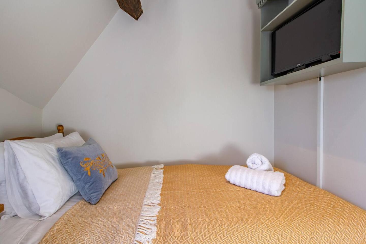 Graziers Cottage - character Cotswold cottage with inglenook, parking and pub nearby