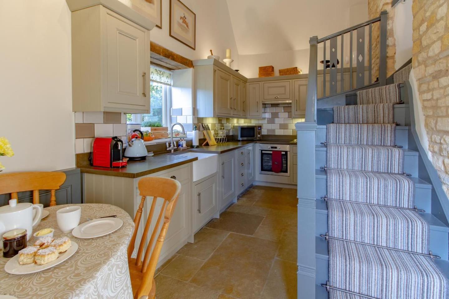 Graziers Cottage - character Cotswold cottage with inglenook, parking and pub nearby