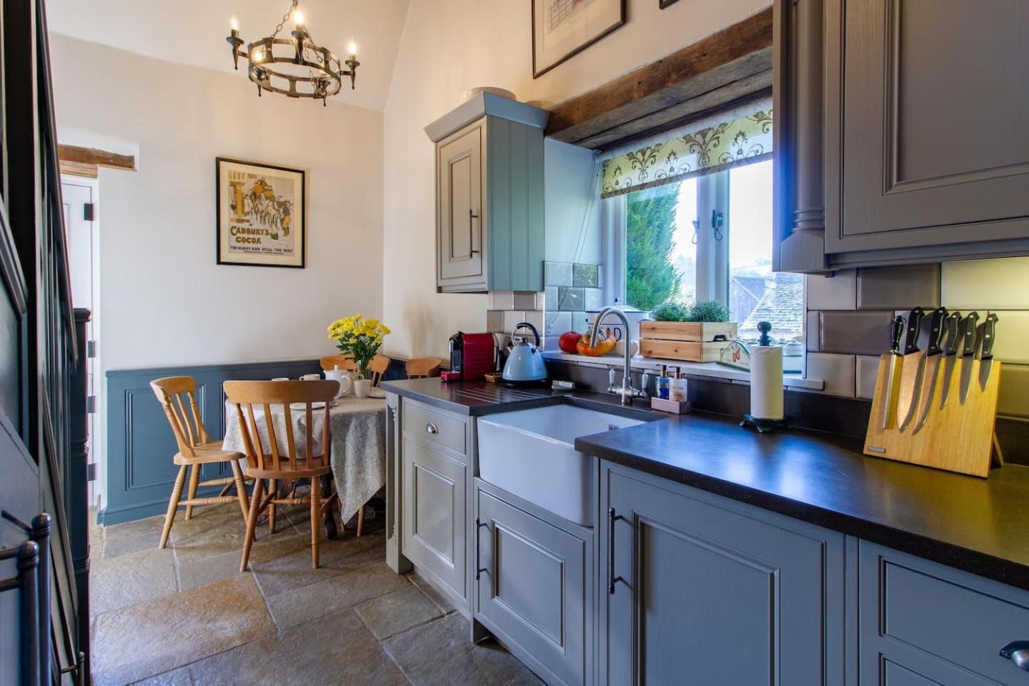 Graziers Cottage - character Cotswold cottage with inglenook, parking and pub nearby