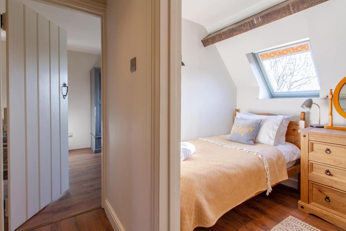 Graziers Cottage - character Cotswold cottage with inglenook, parking and pub nearby