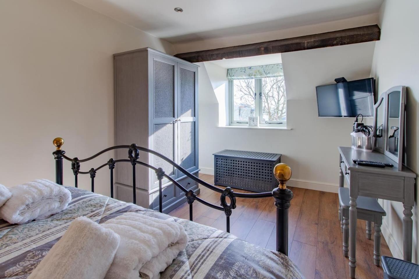 Graziers Cottage - character Cotswold cottage with inglenook, parking and pub nearby