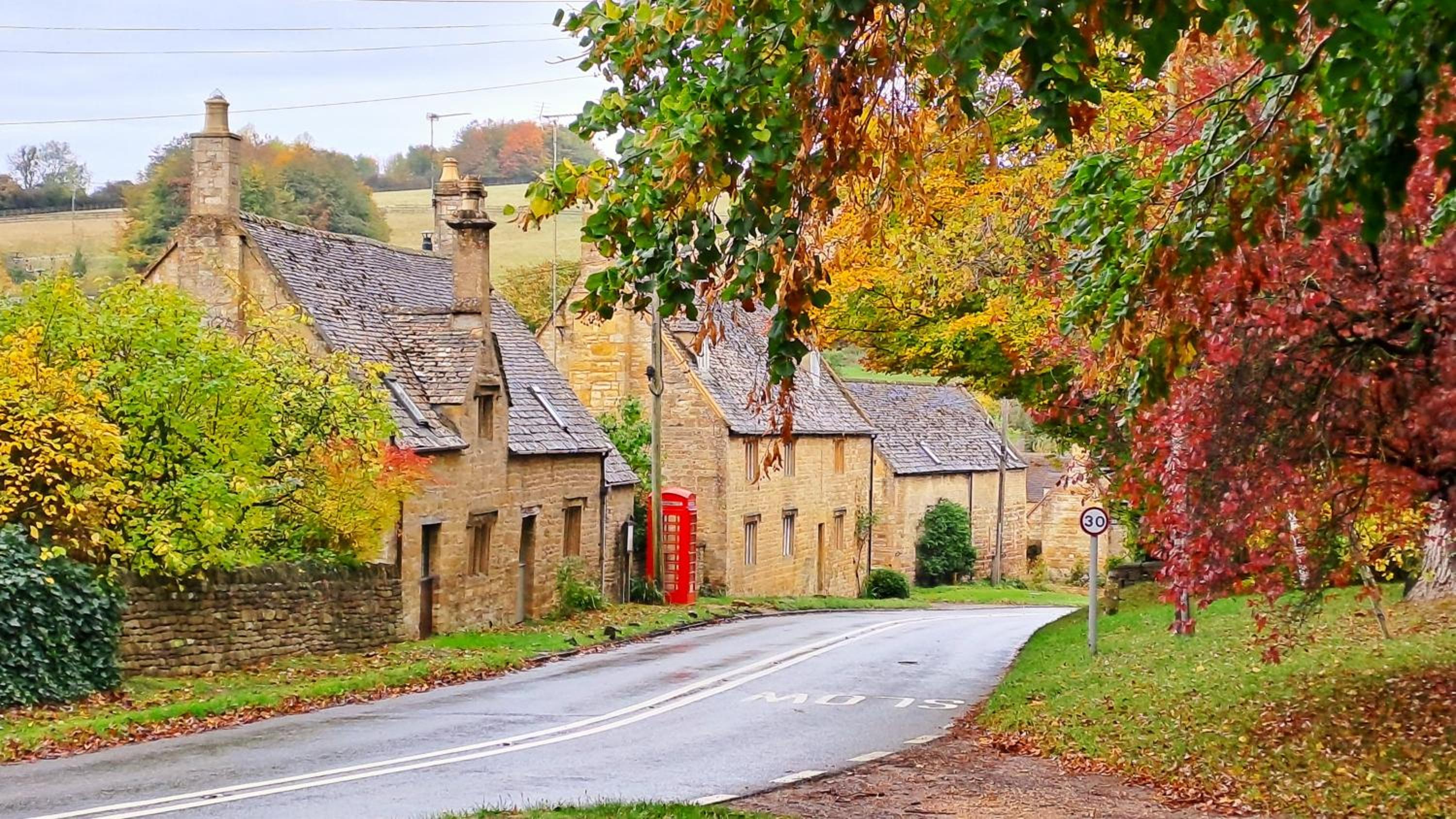 Graziers Cottage - character Cotswold cottage with inglenook, parking and pub nearby