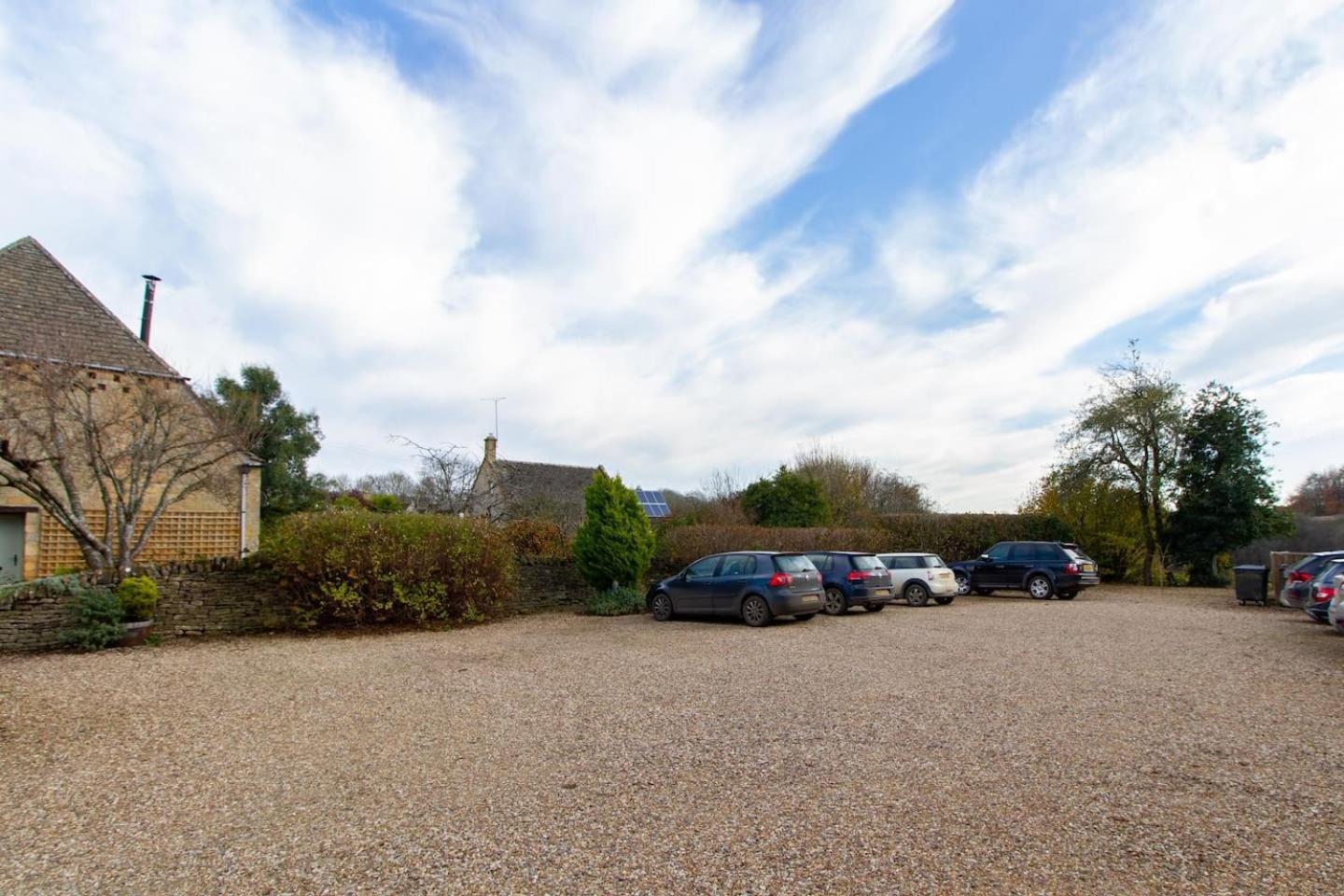 Graziers Cottage - character Cotswold cottage with inglenook, parking and pub nearby