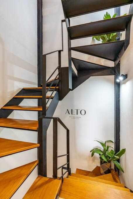 Alto house edificio completo
