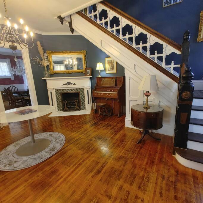 Historic Escape in Mansion Row - Sleeps 12! view 2