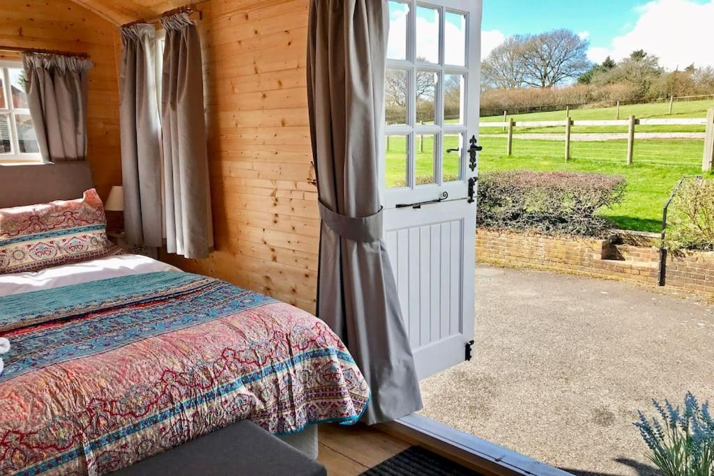 Arniss Lodge