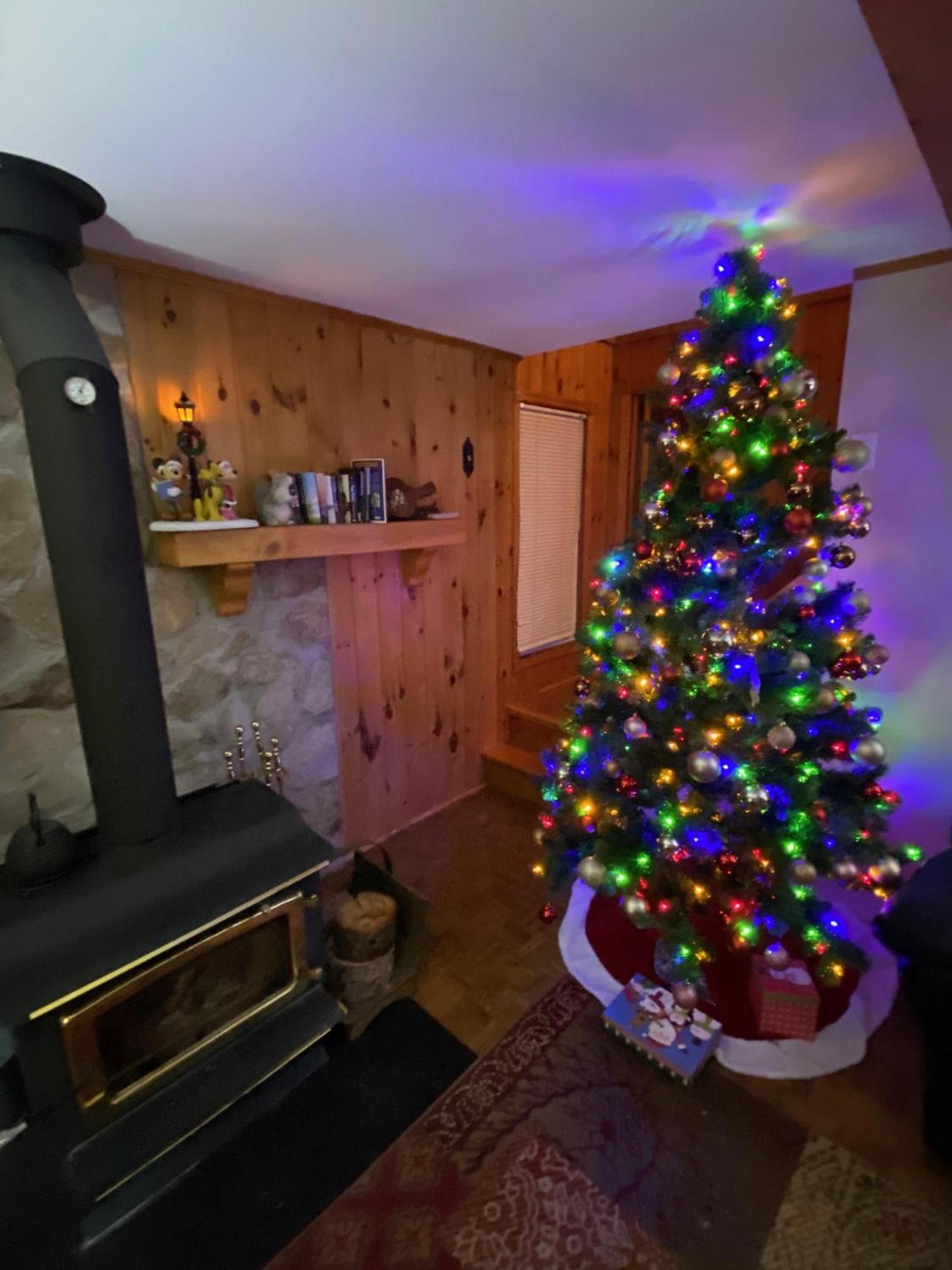 Lovely waterfront private cottage with hot tub in Kawartha Lakes