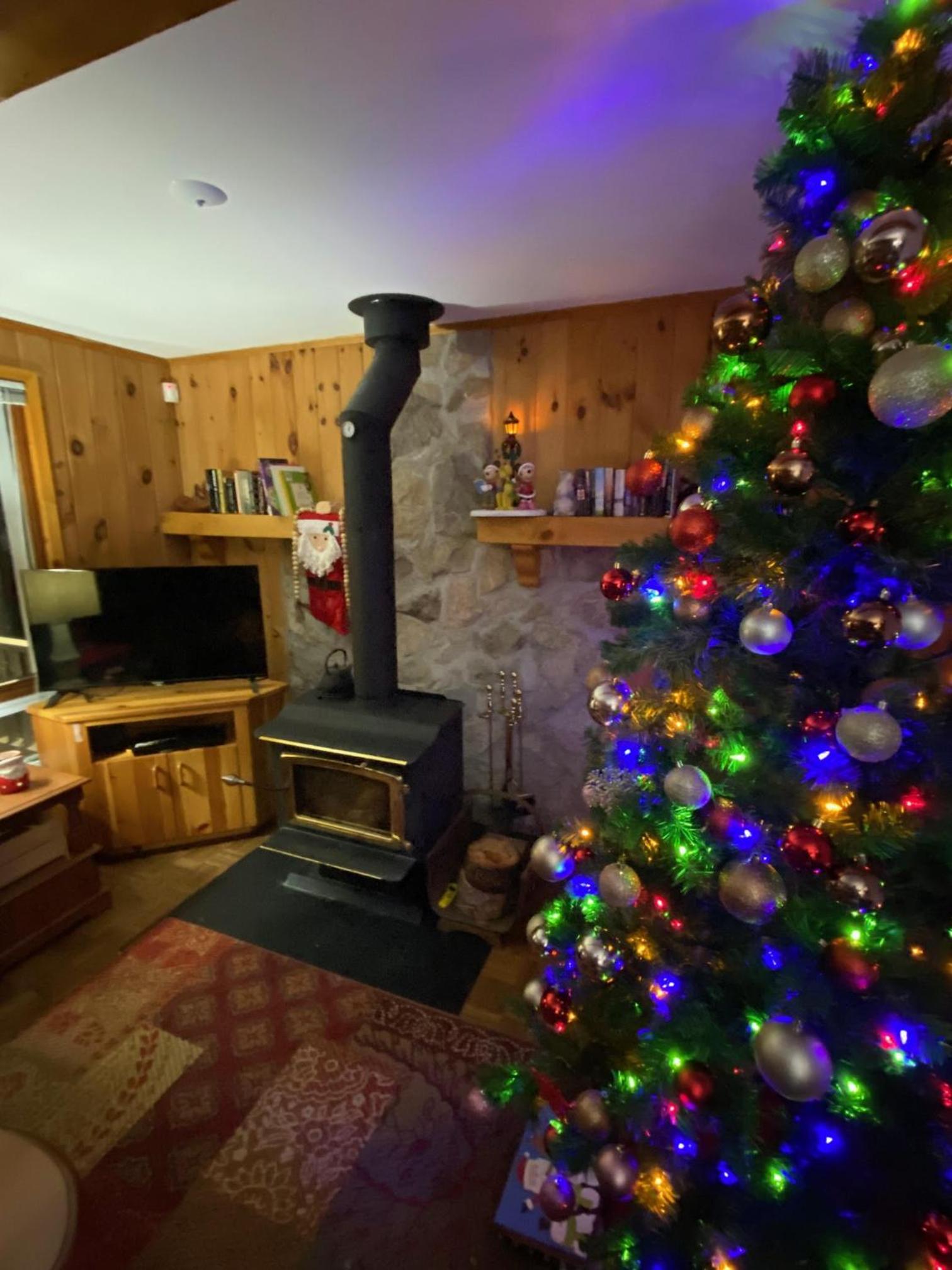 Lovely waterfront private cottage with hot tub in Kawartha Lakes