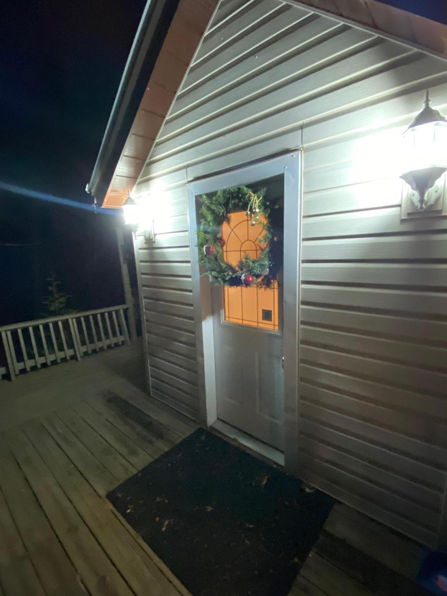 Lovely waterfront private cottage with hot tub in Kawartha Lakes