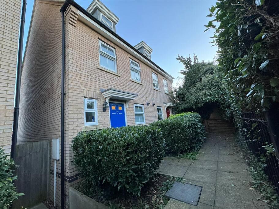 Modern TownHouse - 3 bed 2.5 bath 2 Private Gated Parking view 5