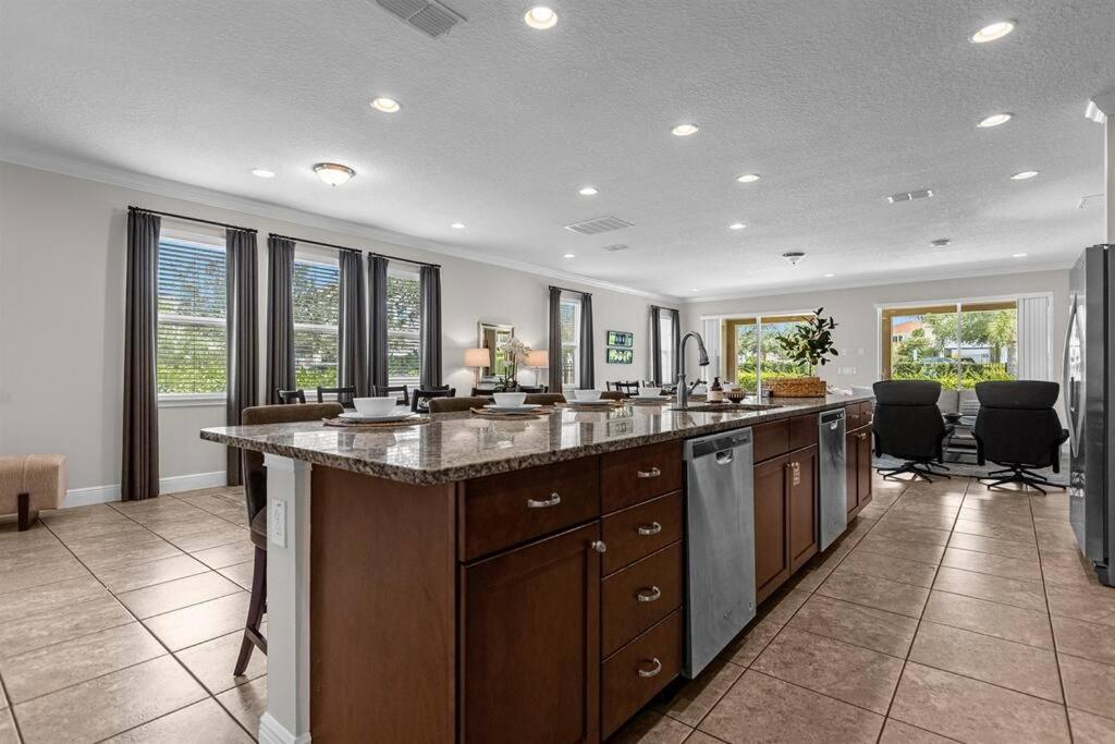 9 Ensuite bedrooms Pool/Spa/Theater