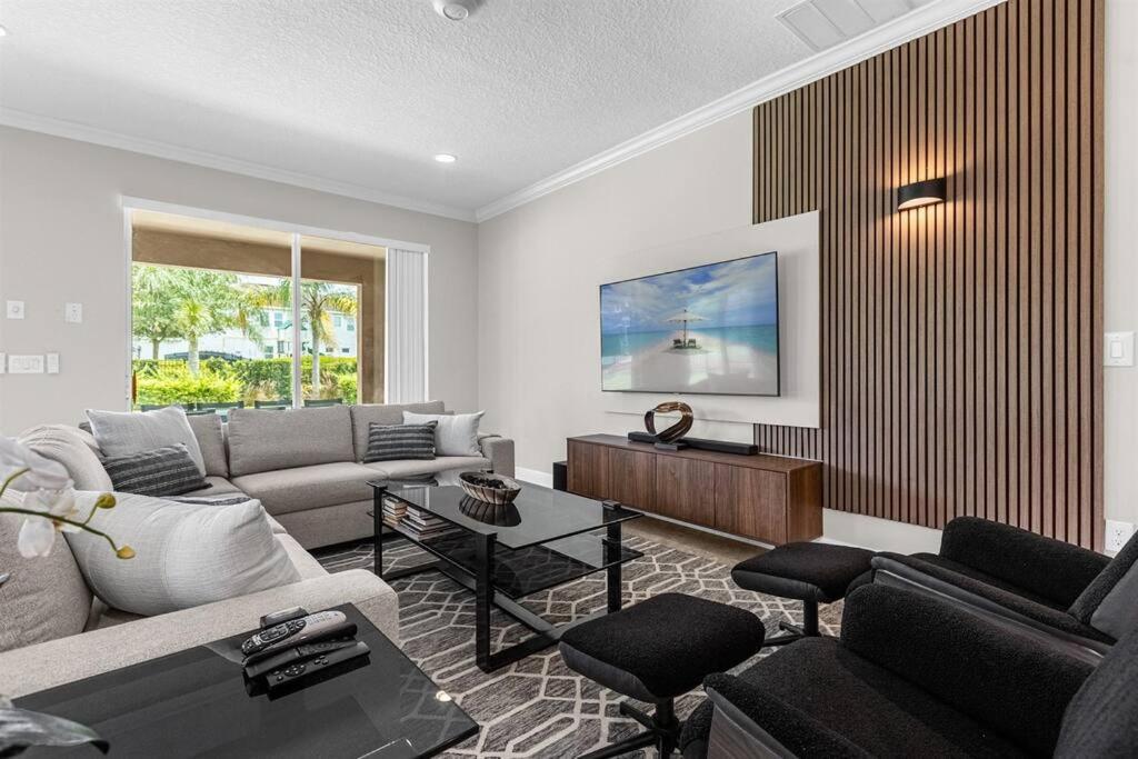 9 Ensuite bedrooms Pool/Spa/Theater