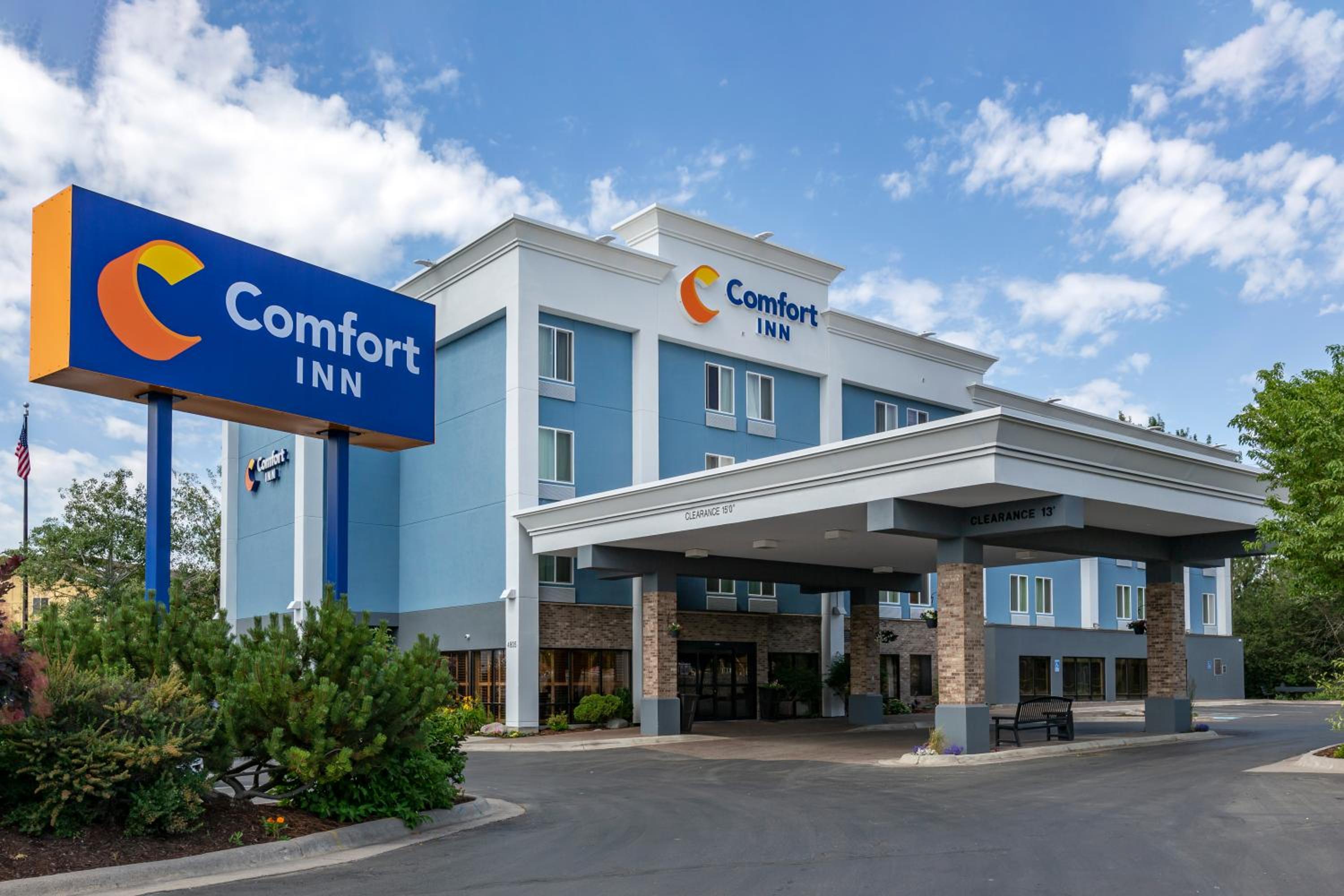 Hotel Comfort Inn - Image 1