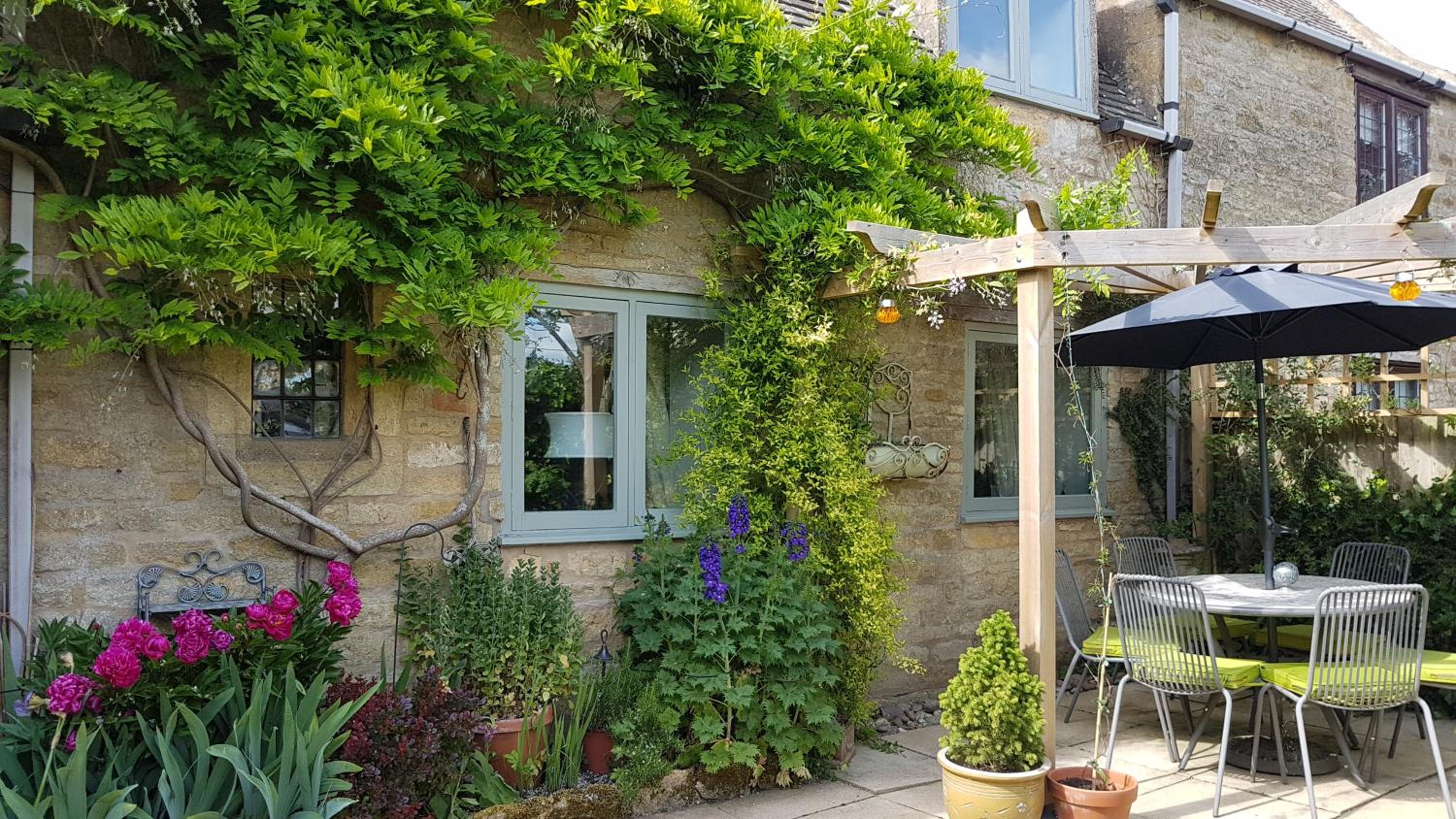 Graziers Cottage - character Cotswold cottage with inglenook, parking and pub nearby