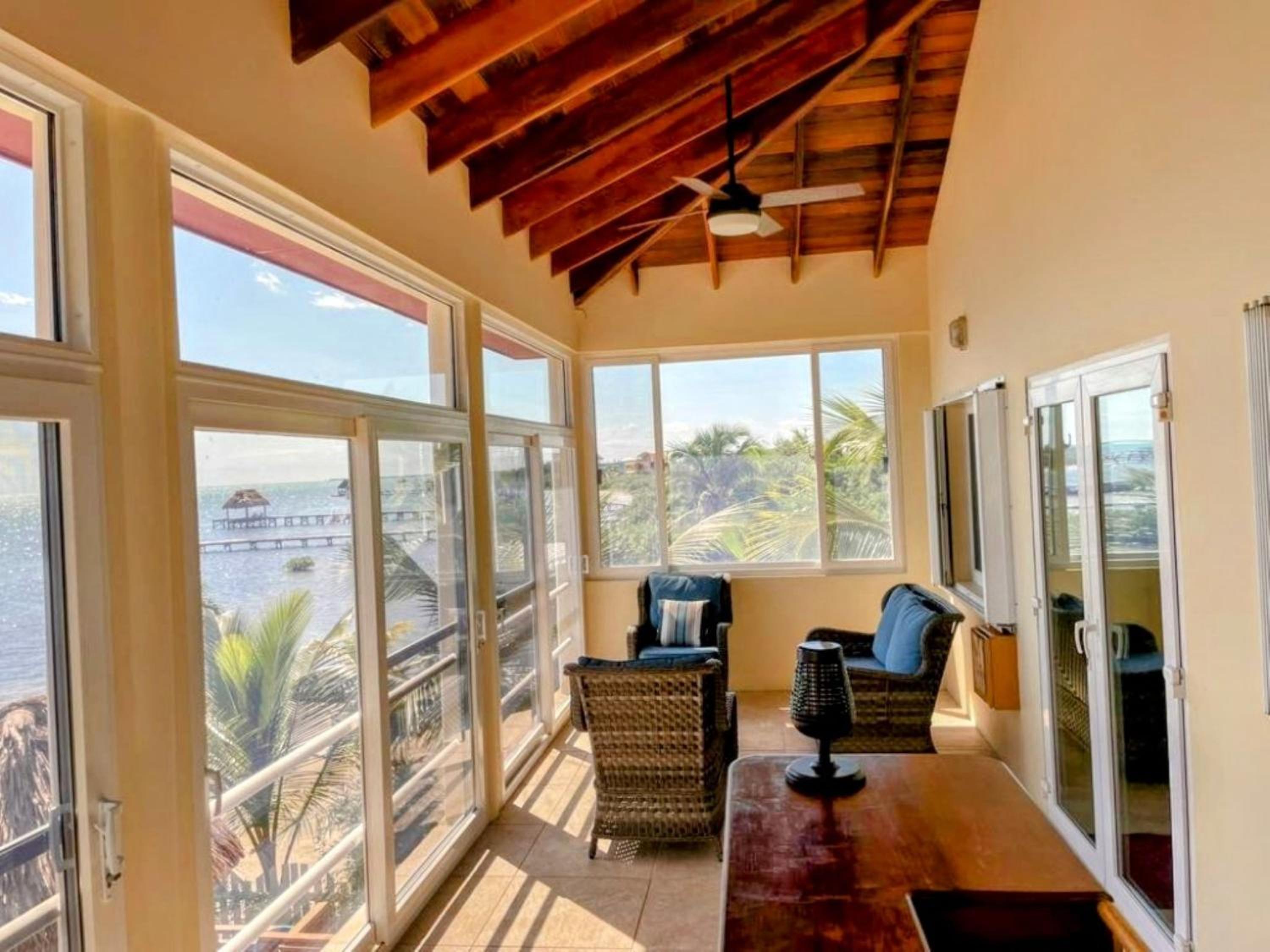 La Perla Azul Beach House with Pool
