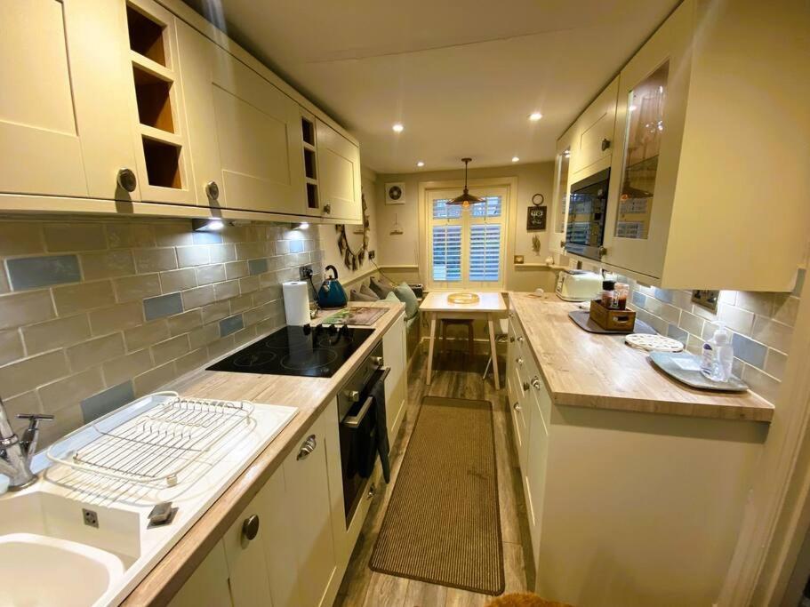Beautiful Immaculate Aldeburgh cottage, free parking, sunny outdoor space, dog friendly - perfect for Spring seaside escapes view 2