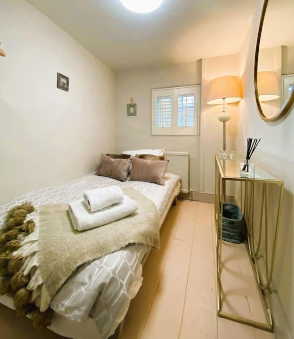 Beautiful Immaculate Aldeburgh cottage, free parking, sunny outdoor space, dog friendly - perfect for Spring seaside escapes view 3