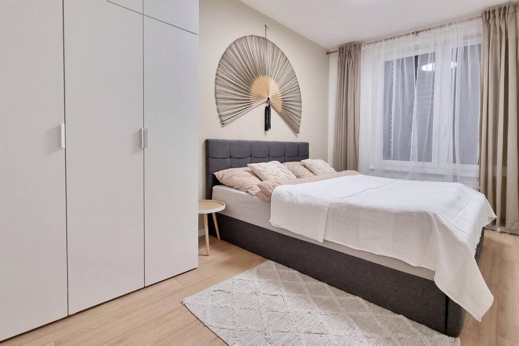 10 Minutes to City: Cozy Urban Apartment Stay view 3