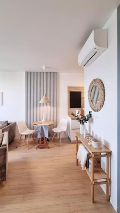 10 Minutes to City: Cozy Urban Apartment Stay view 5